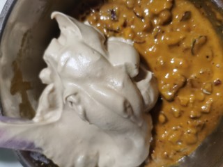 7、核桃枣糕,取三分之一的蛋白放到蛋黄糊里拌匀 再倒进蛋白盆里拌匀 （注意不要搅拌小心消泡）