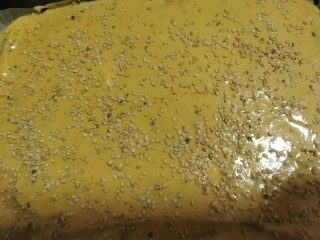 8、核桃枣糕,烤箱提前预热  磨具底部铺上油纸倒进面糊 整理平整撒上白芝麻  上下火170度烤40分钟（这里根据自己家烤箱去定时间  不确定熟不熟可以用牙签扎一下 没有面糊带出来就熟了）