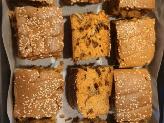 10、核桃枣糕,放凉了切小块开吃