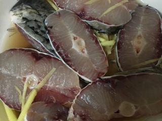 1、草鱼豆腐汤,鱼用料酒和姜腌十五分钟