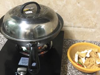 2、草鱼豆腐汤,热油煎二面黄 倒入清水盖上锅盖