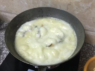 3、草鱼豆腐汤,小火煮成白汁大概半小时