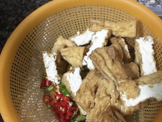 4、草鱼豆腐汤,豆腐切块 辣椒切碎