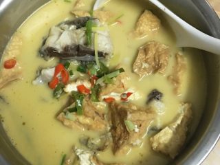 5、草鱼豆腐汤,放小许盐 酱油 一碗营养的草鱼豆腐汤做好了