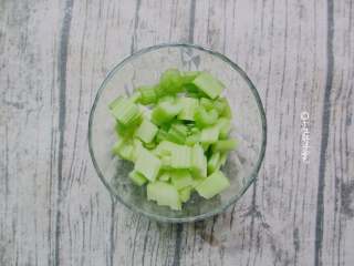 2、西芹拌黄豆,芹菜去筋切成小丁