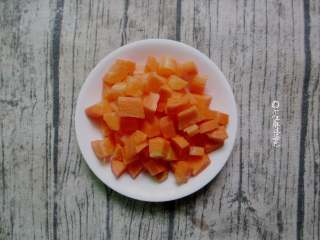 3、西芹拌黄豆,胡萝卜去皮切丁