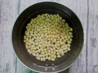 4、西芹拌黄豆,把泡过一天的黄豆取出，用干净的水冲洗一下，放入锅中，开锅后，煮8分钟，取出。