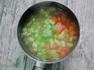 5、西芹拌黄豆,把芹菜丁和胡萝卜丁焯水