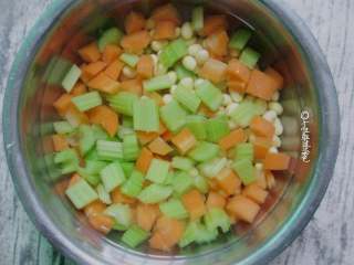 6、西芹拌黄豆,把胡萝卜丁、芹菜、黄豆煮好的过下凉水，淋干水份