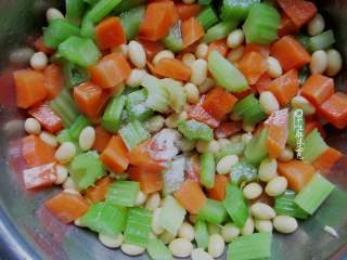 8、西芹拌黄豆,如果喜欢辣椒油也可以放一些。