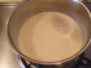 2、柔软到出乎意料-奶酪蛋糕卷,加热到大致全部融化还是会有一点小颗粒