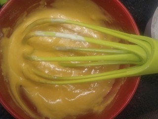 7、柔软到出乎意料-奶酪蛋糕卷,把面粉搅拌均匀后加入一半奶酪糊再次搅拌