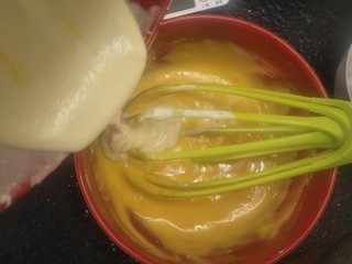 8、柔软到出乎意料-奶酪蛋糕卷,再次倒入剩下的奶酪糊