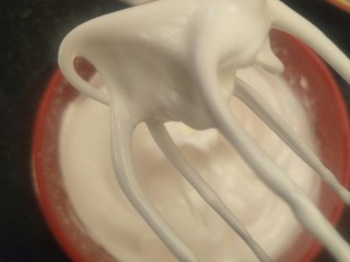 13、柔软到出乎意料-奶酪蛋糕卷,打到湿性发泡有小弯钩（不小心打到干性发泡也不影响就是烤得时候有可能出现裂纹不过蛋糕卷也不影响的????