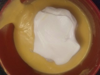 15、柔软到出乎意料-奶酪蛋糕卷,先挖一勺蛋白糊慢慢拌入分三次加入