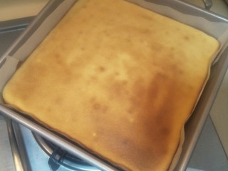 20、柔软到出乎意料-奶酪蛋糕卷,拿出震一下把蛋糕中的水蒸气蒸出