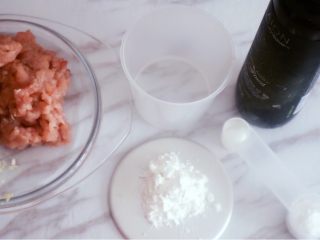 1、自制脆皮肠（宝宝版）,准备好所需要的食材进行制作