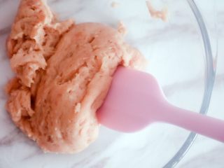 3、自制脆皮肠（宝宝版）,打好的肉糜如图，很细腻，葱姜末也被打碎了看不到了这样更入味