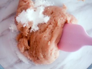 4、自制脆皮肠（宝宝版）,加入糖和盐，如果家里的是大宝宝可以添加些酱油和胡椒粉会更好吃，我没放酱油和胡椒粉