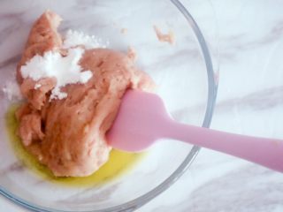 5、自制脆皮肠（宝宝版）,因为是纯瘦肉我们需要加些油不然肉会很干，倒入橄榄油或者色拉油都可以，搅拌均匀