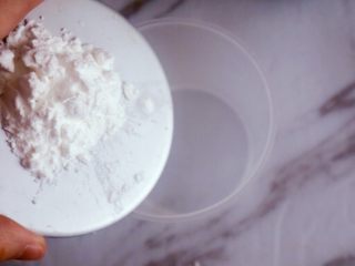 6、自制脆皮肠（宝宝版）,将玉米淀粉倒入事先准备好的清水中溶解