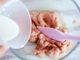 8、自制脆皮肠（宝宝版）,分次倒入肉馅中