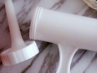 11、自制脆皮肠（宝宝版）,冲洗下灌肠神器，这个买肠衣时候都会送一个这个比较方便