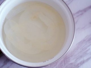 12、自制脆皮肠（宝宝版）,羊肠衣提前用水泡好，冲洗干净，冲洗过程中可以看有无破裂，同时准备好绳子