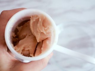 14、自制脆皮肠（宝宝版）,将肉馅装入灌肠桶中