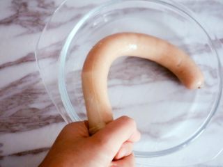 15、自制脆皮肠（宝宝版）,手握一端另一头拧把手就可以了