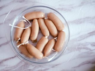 17、自制脆皮肠（宝宝版）,罐好的肉肠根据自己需要打结即可，注意要罐八分满以免爆破