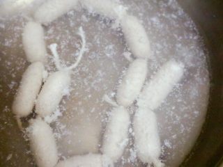 20、自制脆皮肠（宝宝版）,凉水下锅小火煮15到20分钟即可，期间也可以用针排气