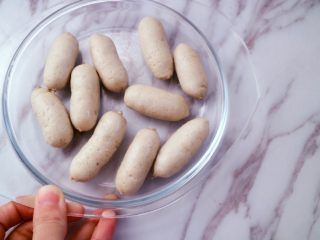 21、自制脆皮肠（宝宝版）,完成，把绳子剪掉冷藏保存就可以了，我做的口味是淡淡的咸味，大孩子可以多放些盐或者酱油，有了酱油颜色会很好看