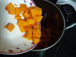 2、宝宝辅食——香甜的南瓜米糊,倒入豆浆机中