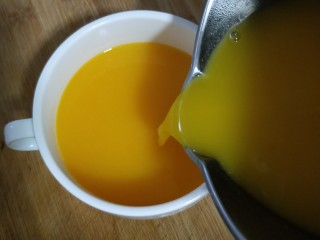 9、宝宝辅食——香甜的南瓜米糊,倒到小碗中