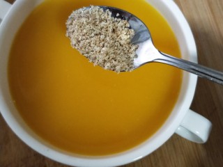 11、宝宝辅食——香甜的南瓜米糊,加一小勺芝麻粉，增香，对宝宝头发生长也有好处