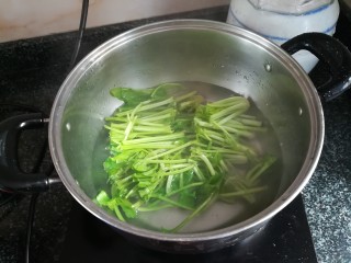 2、花生碎拌菠菜,水开后,头部的菠菜先下锅
