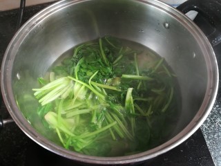 3、花生碎拌菠菜,一会儿后全部下锅焯水