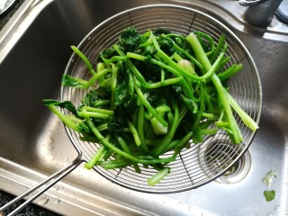 4、花生碎拌菠菜,捞起沥干水分