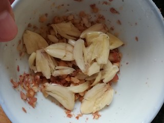 5、花生碎拌菠菜,准备好花生碎和蒜碎