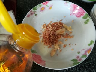 6、花生碎拌菠菜,把调料放在比较大的盘子里搅拌,加入花生油