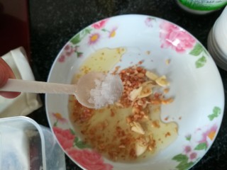 7、花生碎拌菠菜,加入盐巴