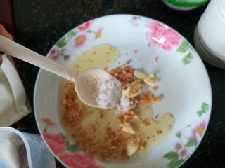 8、花生碎拌菠菜,加味精