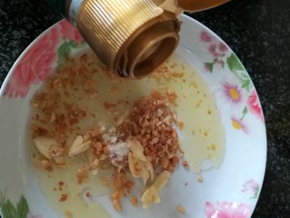 9、花生碎拌菠菜,加几滴蒸鱼豉油,几滴就好了,千万不要太多.不能是酱油哦,非常影响卖相,如果没有蒸鱼豉油,可以不用.