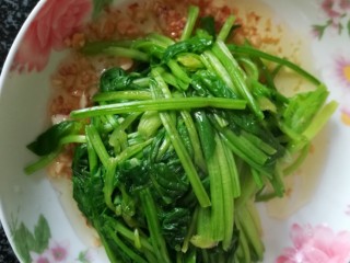11、花生碎拌菠菜,倒入菠菜搅拌均匀