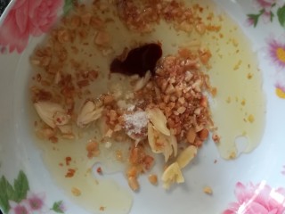 10、花生碎拌菠菜,看见没,三两滴就好了,提味提鲜