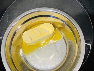 1、黄油脆硬饼干,天太冷了,黄油隔水加热融化。