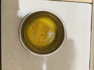 2、黄油脆硬饼干,再放进冰箱冷藏5分钟。