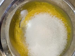 3、黄油脆硬饼干,加白糖100g,对角加1g盐。