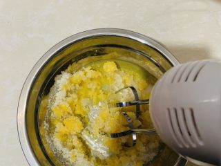 4、黄油脆硬饼干,先用搅拌头搅匀。